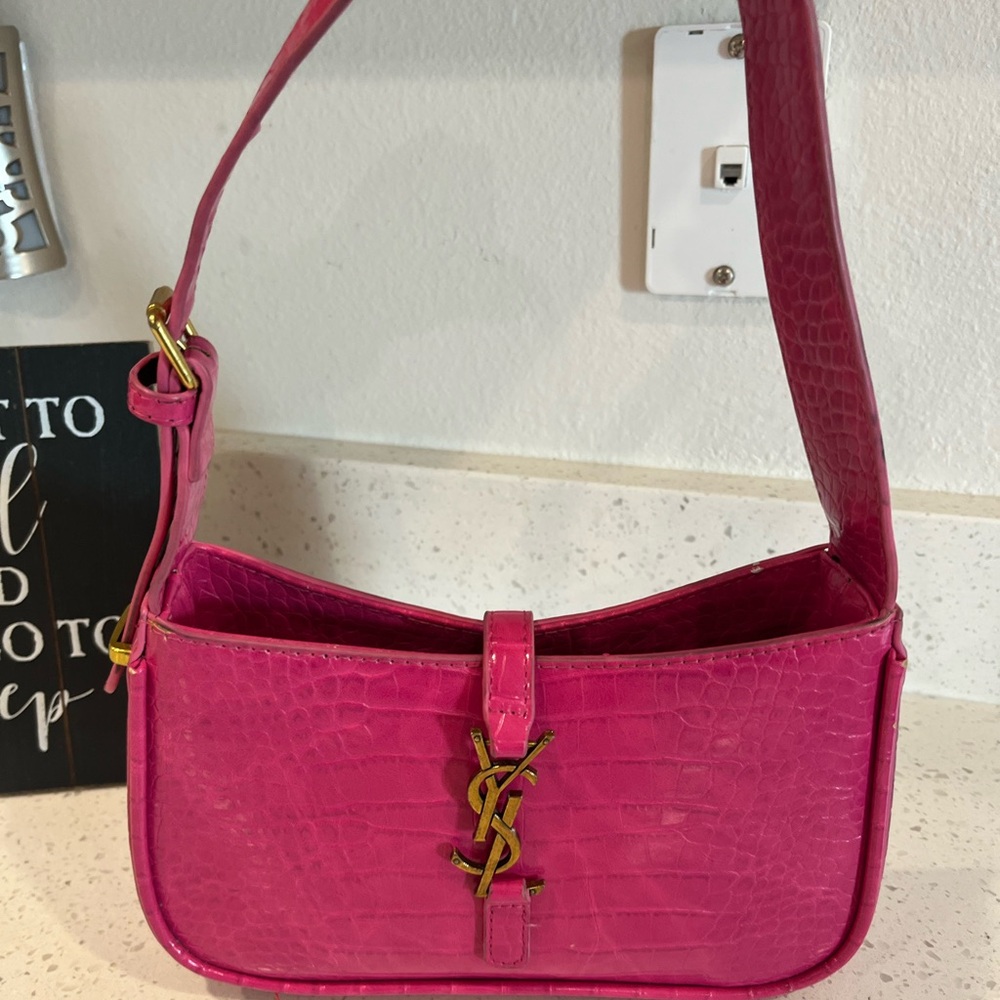 SAINT LAURENT
Smooth Calfskin Le
Bubblegum color /Pink , gold hardware